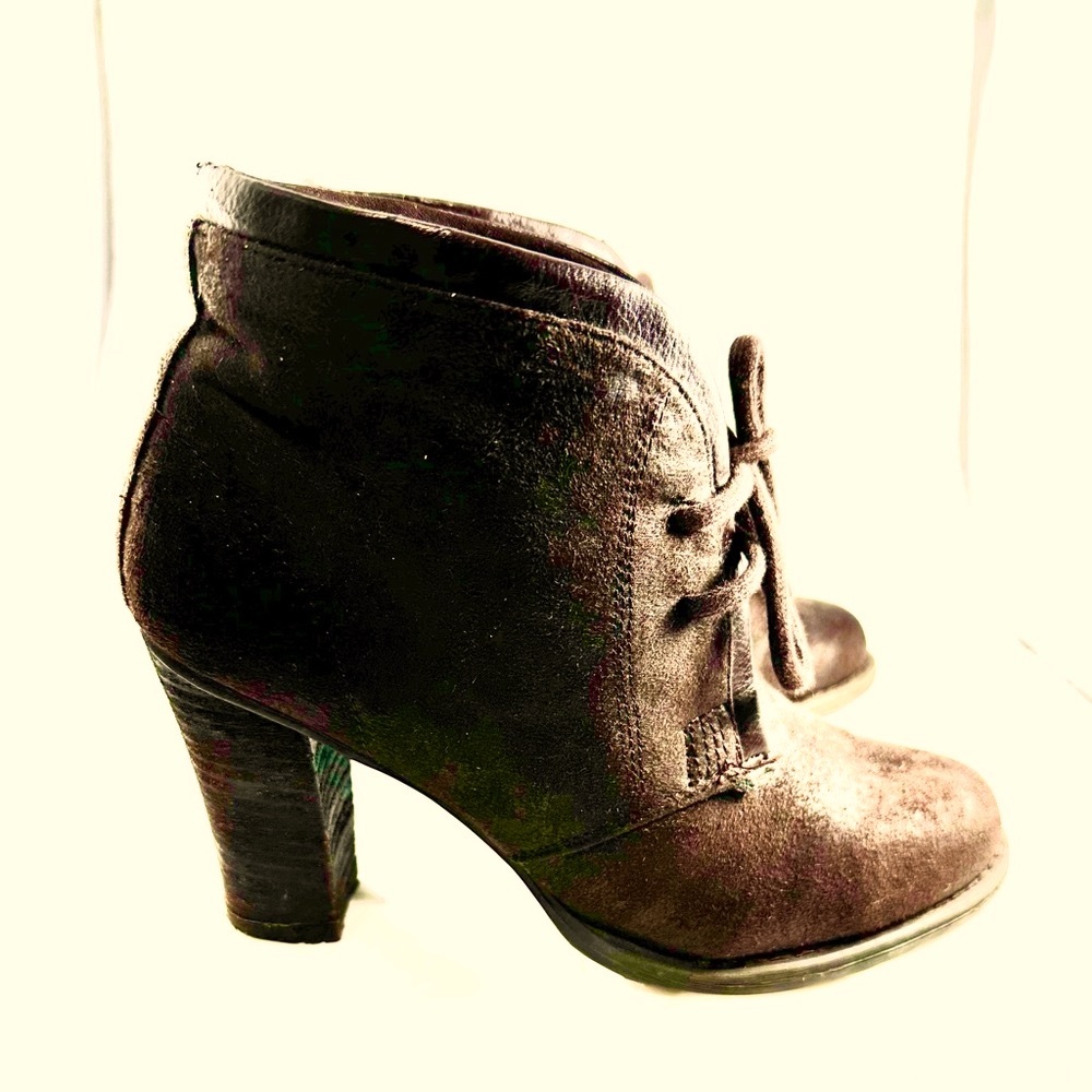 🛍️ - Distressed ankle booties. Dark brown. Sz 6.
